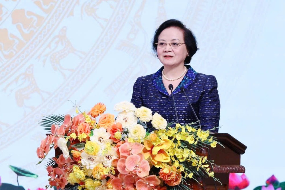 Bí thư Trung ương Đảng, Phó Thủ tướng Chính phủ Phạm Thị Thanh Trà trao đổi với cử tri về vấn đề tiền lương, phụ cấp. Ảnh: chinhphu.vn