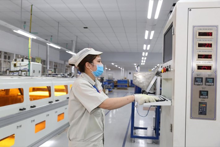 Công ty CP Bóng đèn Phích nước Rạng Đông là một trong những doanh nghiệp đẩy mạnh đổi mới sáng tạo, chuyển đổi số trong người lao động. Trong ảnh: Khu vực sản xuất đèn Led tự động, hiện đại của công ty. Ảnh: Nguồn Công ty Rạng Đông