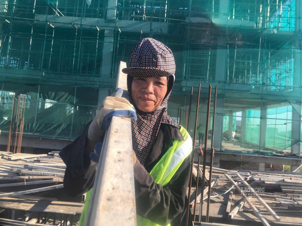 Sau 6 năm làm việc, bà Lê Thị Mai có thu nhập tăng từ 7 triệu đồng/tháng lên 9 triệu đồng/tháng. Ảnh chụp ngày 1.10.2026. Ảnh: Quỳnh Chi