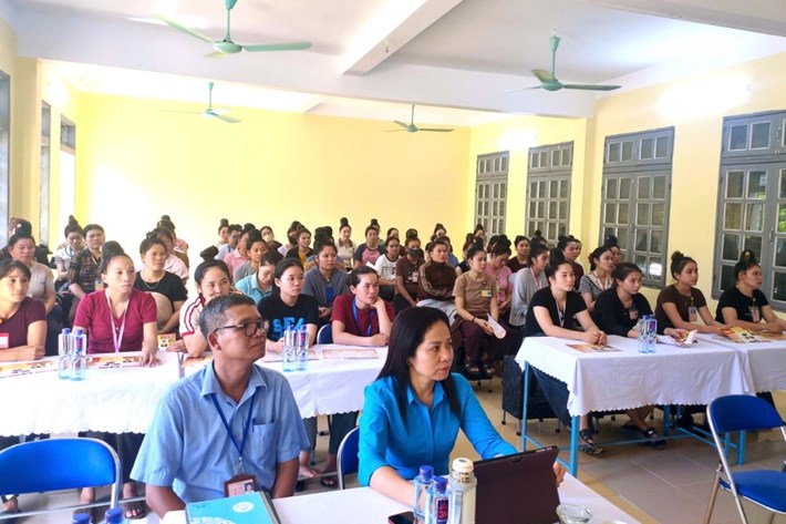 LĐLĐ tỉnh tổ chức phổ biến pháp luật, bảo hiểm xã hội cho đoàn viên, công nhân, người lao động tại Công ty Cổ phần Giầy Yên Châu. Ảnh: LĐLĐ tỉnh Sơn La
