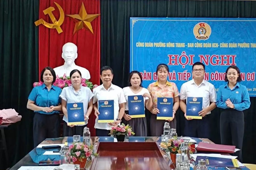 Bàn giao, tiếp nhận 16 công đoàn cơ sở về 2 phường ở Phú Thọ