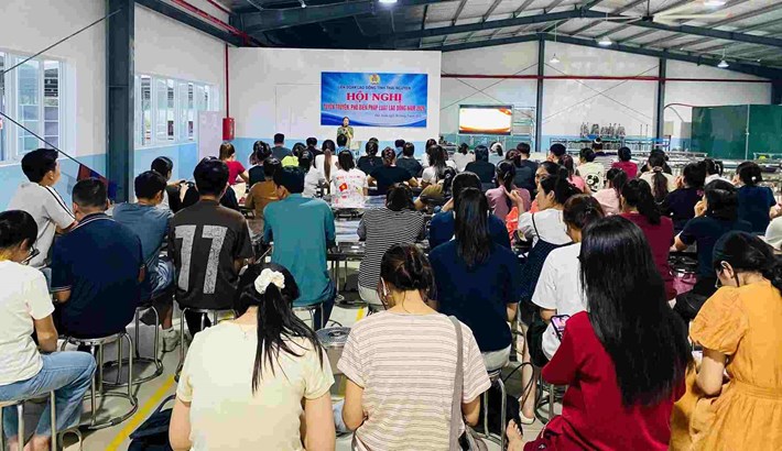 LĐLĐ tỉnh Thái Nguyên tổ chức Hội nghị tuyên truyền, phổ biến pháp luật cho công nhân lao động. Ảnh: LĐLĐ Thái Nguyên