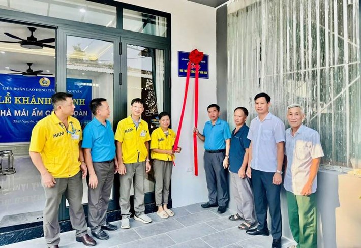 Các đại biểu dự lễ khánh thành Mái ấm Công đoàn. Ảnh: Công đoàn Thái Nguyên
