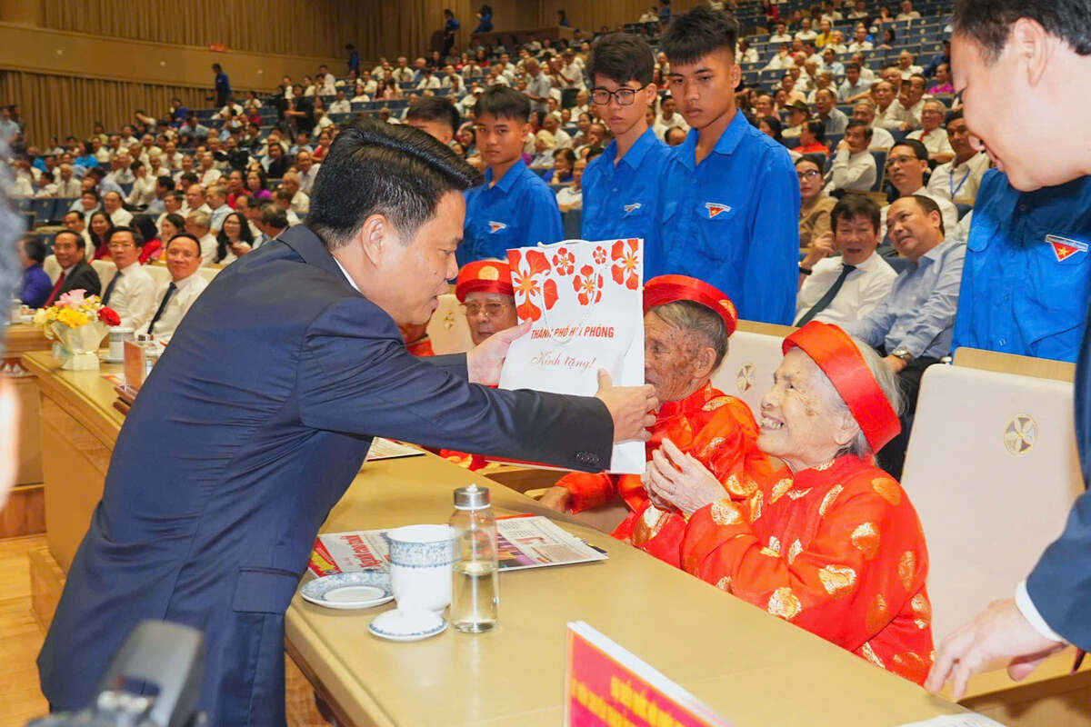 Bí thư Thành ủy Hải Phòng tặng quà người cao tuổi tiêu biểu. Ảnh: Cổng TTĐT Hải Phòng