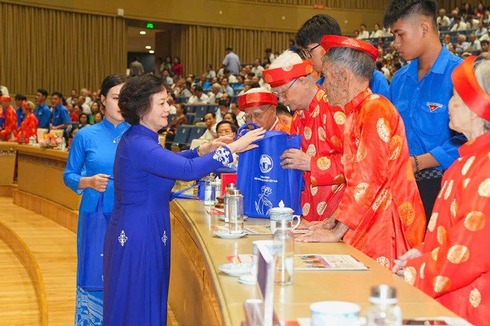 Bí thư Trung ương Đảng, Phó Thủ tướng Chính phủ, Chủ tịch Ủy ban Quốc gia về người cao tuổi Việt Nam Phạm Thị Thanh Trà tặng quà người cao tuổi tiêu biểu. Ảnh: Cổng TTĐT Hải Phòng