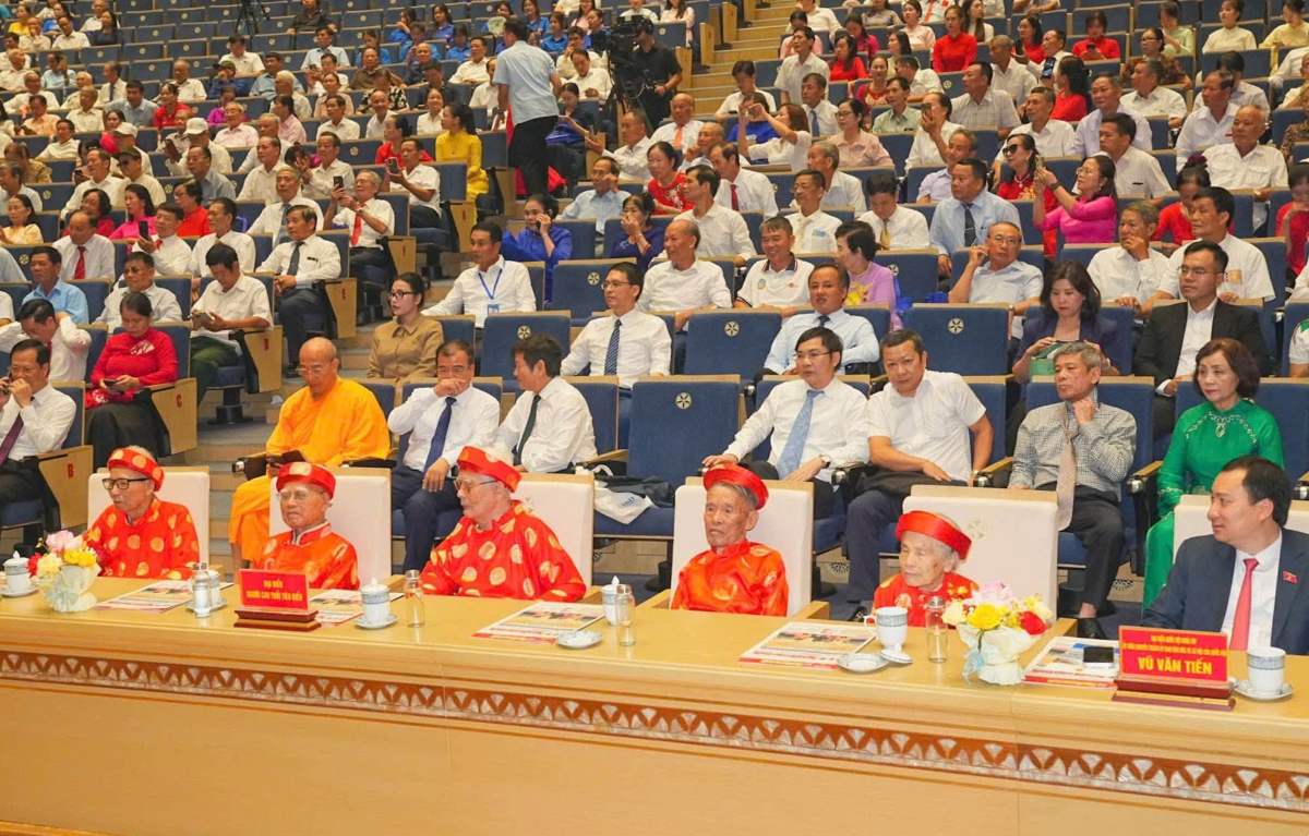 Đông đảo người cao tuổi dự lễ phát động. Ảnh: Cổng TTĐT Hải Phòng