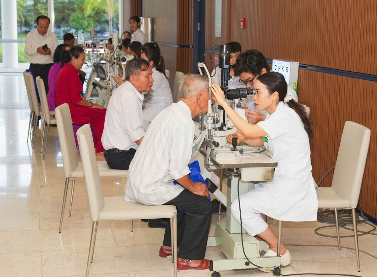 Trong khuôn khổ Lễ phát động, Ban Tổ chức đã triển khai hoạt động khám, tầm soát bệnh về mắt miễn phí cho người cao tuổi. Ảnh: Cổng TTĐT Hải Phòng