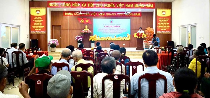 Cơ quan chức năng vừa tặng quà người cao tuổi có hoàn cảnh khó khăn. Ảnh: Mặt trận Tây Nha Trang
