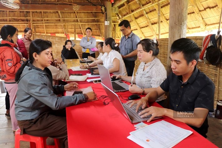 Cán bộ xã Kon Braih giải quyết thủ tục hành chính cho người dân ngay tại nhà Rông của làng. Ảnh: Lâm Hiền