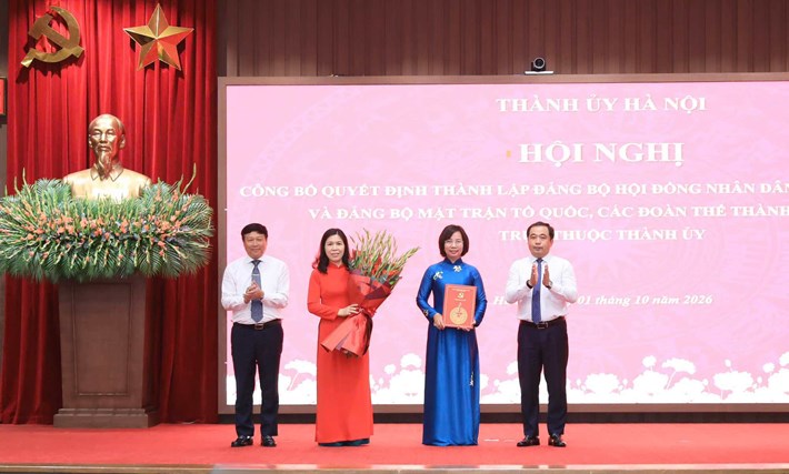 Ủy viên Bộ Chính trị, Bí thư Thành ủy, Trưởng đoàn đại biểu Quốc hội TP Hà Nội Trần Đức Thắng trao quyết định thành lập Đảng bộ Mặt trận Tổ quốc, các đoàn thể TP Hà Nội. Ảnh: Thành ủy Hà Nội