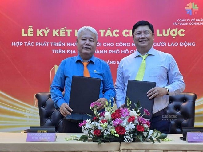 Đại diện LĐLĐ TPHCM (bên trái) ký biên bản ghi nhớ hợp tác phát triển nhà ở cho công nhân, người lao động trên địa bàn TPHCM với Công ty Cổ phần Tập đoàn Go Holdings. Ảnh: Nam Dương (chụp tháng 5.2026)