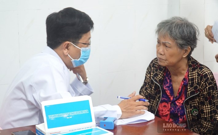 Người cao tuổi Cà Mau được tư vấn sức khỏe. Ảnh: Nhật Hồ.