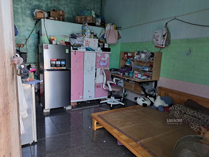 Để con gái có góc học tập tách biệt với khu bếp ám khói, vợ chồng chị Trinh (phường Cẩm Lệ) thuê thêm một gian phòng trọ liền kề. Ảnh: Nguyễn Linh