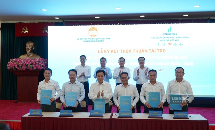 Ông Trần Lưu Quang - Ủy viên Bộ Chính trị, Bí thư Thành ủy TPHCM - cùng các đại biểu chứng kiến việc ký kết thỏa thuận tài trợ thực hiện chương trình. Ảnh: Ủy ban MTTQ Việt Nam TPHCM cung cấp