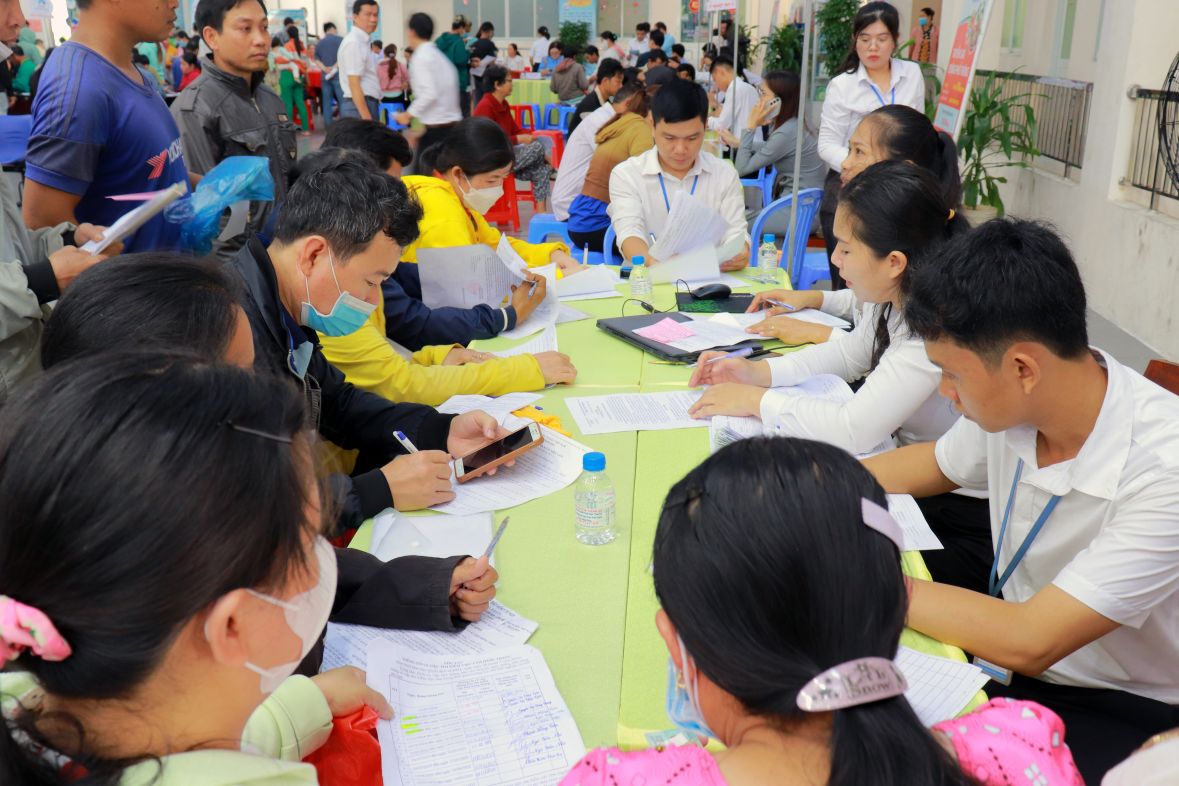 Quang cảnh tiếp nhận, hướng dẫn người lao động tìm việc làm tại Trung tâm Dịch vụ việc làm tỉnh Đồng Tháp. Ảnh: Trung tâm Dịch vụ việc làm tỉnh Đồng Tháp 