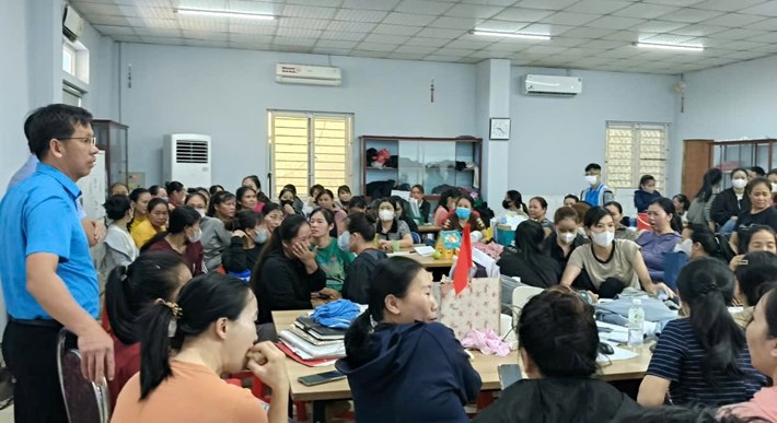 Liên đoàn Lao động tỉnh Quảng Trị cùng các sở, ban ngành gặp mặt các công nhân, người lao động bị nợ lương của công ty ngày 30.9. Ảnh: Tân Hướng