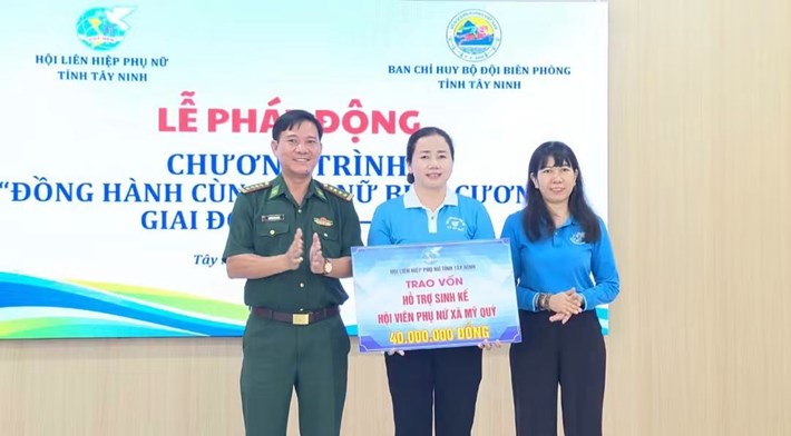 Đại diện Bộ đội Biên phòng tỉnh và Hội Liên hiệp Phụ nữ tỉnh trao vốn sinh kế cho hội viên phụ nữ ngày 9.10. Ảnh: Mặt trận Tây Ninh