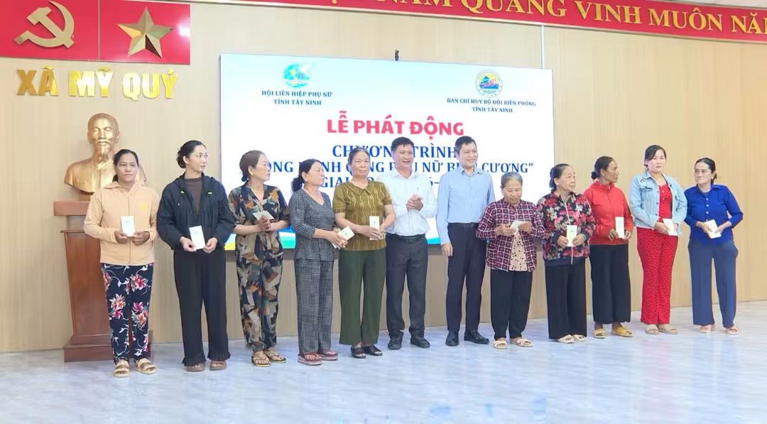 Các hội viên phụ nữ nhận quà tại lễ phát động ngày 9.10. Ảnh: Mặt trận Tây Ninh