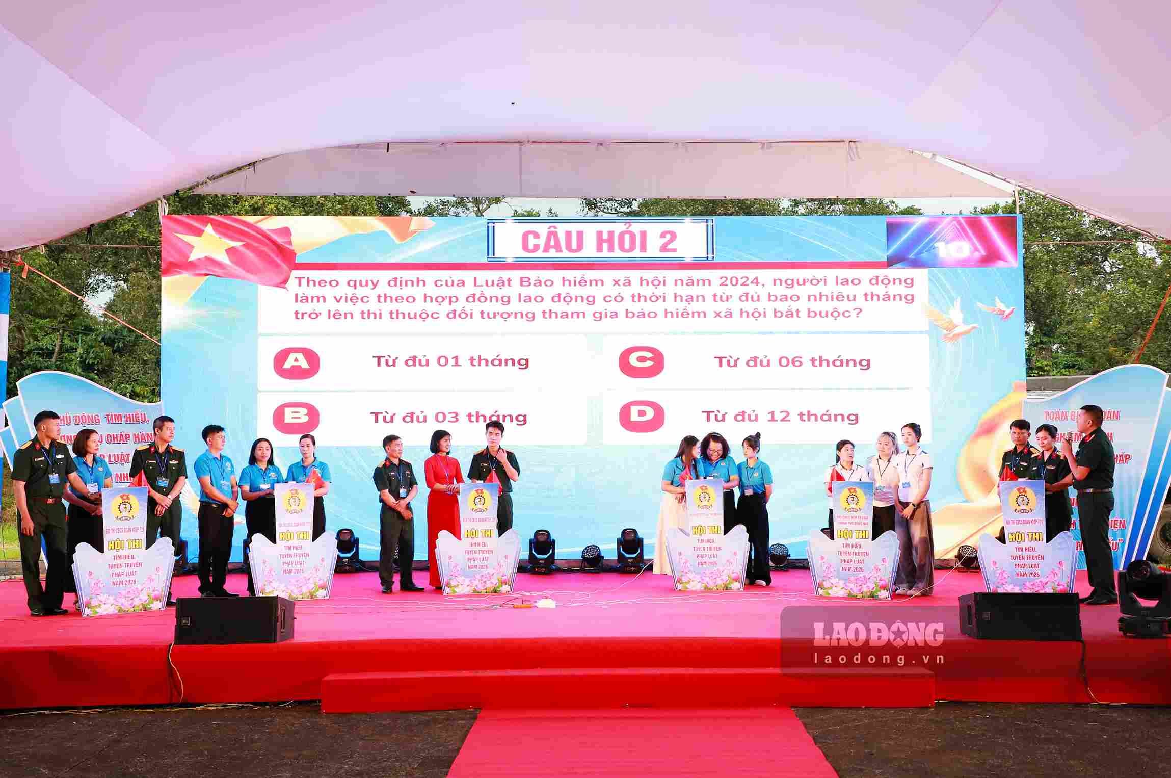 Các đội tham gia tranh tài tại Hội thi tìm hiểu, tuyên truyền pháp luật. Ảnh: Phúc Khánh