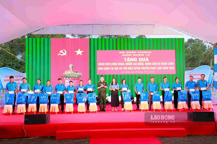 Lãnh đạo Binh đoàn 16 và Liên đoàn Lao động tỉnh Lâm Đồng tặng quà cho người lao động khó khăn. Ảnh: Phúc Khánh