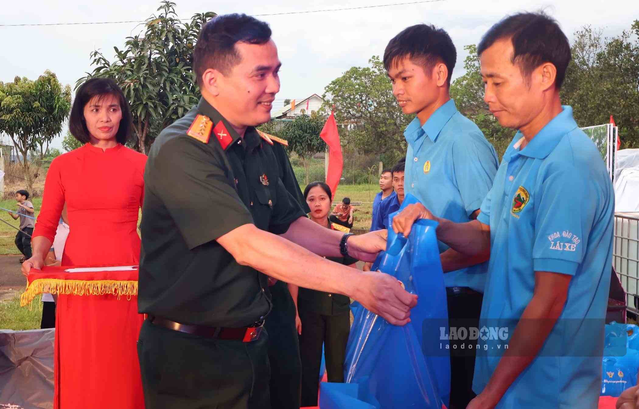 Lãnh đạo Binh đoàn 16 trao tặng quà cho người lao động khó khăn. Ảnh: Phúc Khánh