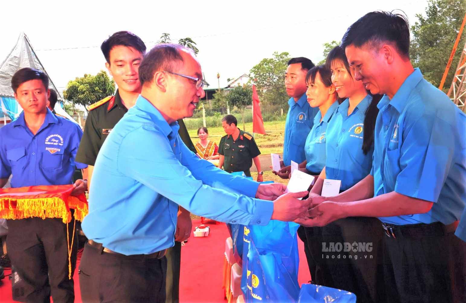 Đại diện LĐLĐ tỉnh Đồng Nai tặng quà cho người lao động khó khăn. Ảnh: Phúc Khánh