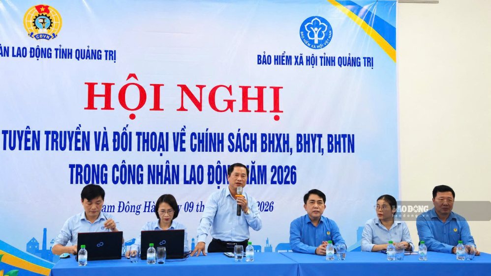 Đại diện Bảo hiểm xã hội tỉnh Quảng Trị trao đổi, giải đáp chính sách bảo hiểm cho công nhân tại hội nghị tối 9.10. Ảnh: Hưng Thơ