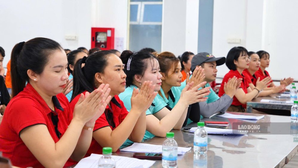 Đông đảo công nhân theo dõi các nội dung tuyên truyền về chính sách bảo hiểm xã hội tại hội nghị tối 9.10. Ảnh: Hưng Thơ