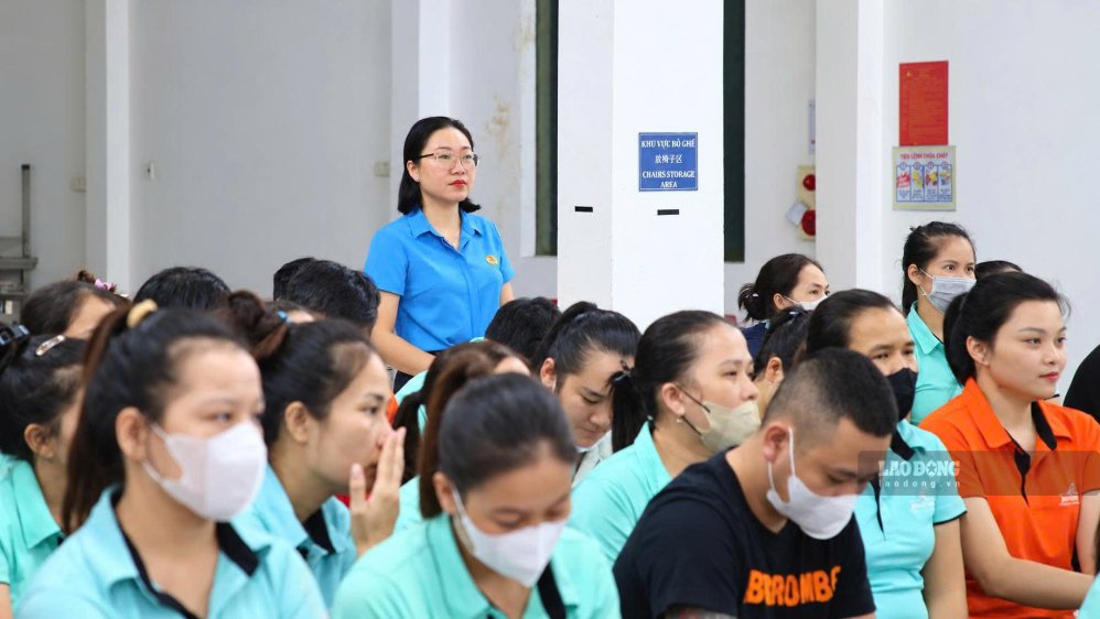 Công nhân Công ty TNHH MTV Dụng Cụ Du Lịch Jinquan Việt Nam tham dự hội nghị tuyên truyền, đối thoại về chính sách bảo hiểm ngày 9.10. Ảnh: Hưng Thơ