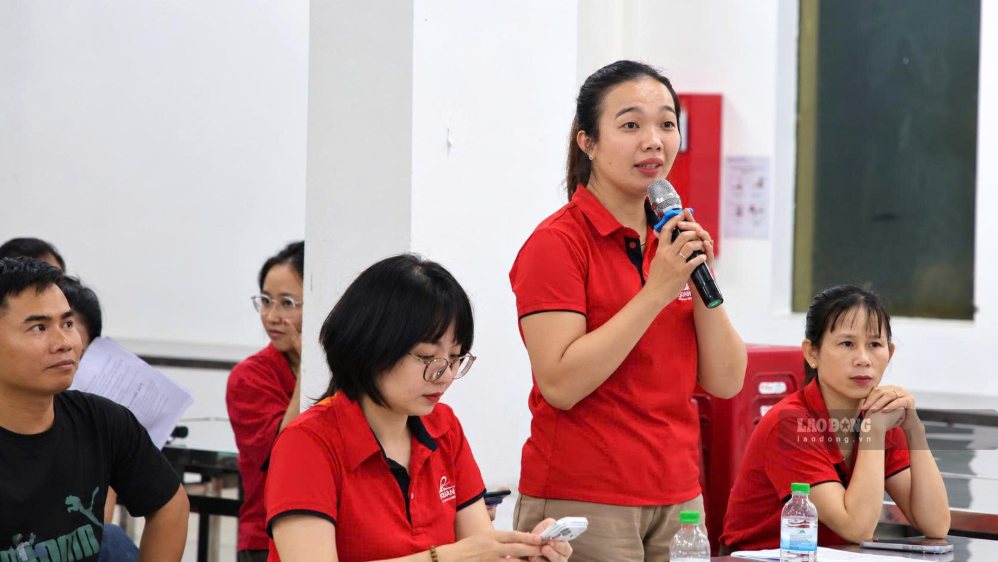 Công nhân nêu thắc mắc về quyền lợi bảo hiểm xã hội để được cán bộ chuyên môn giải đáp. Ảnh: Hưng Thơ