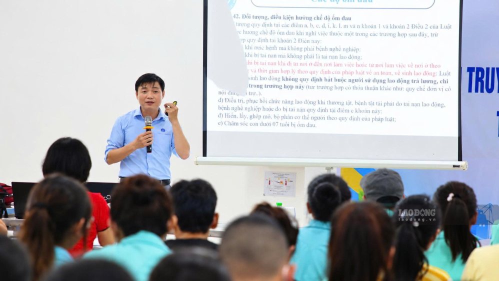 Cán bộ Bảo hiểm xã hội tỉnh Quảng Trị phổ biến các quy định liên quan đến chế độ ốm đau cho công nhân. Ảnh: Hưng Thơ