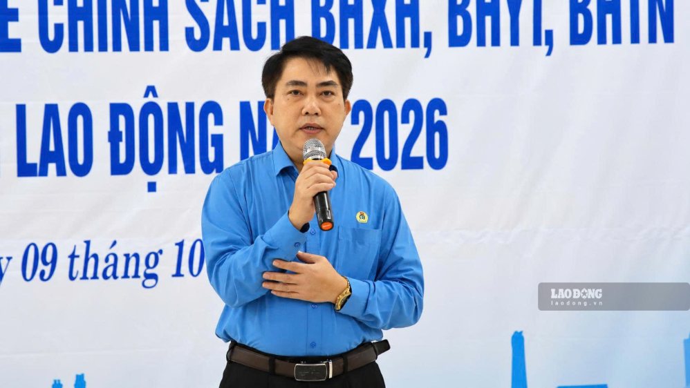 Ông Phan Thanh Lân - Phó Chủ tịch Liên đoàn Lao động tỉnh Quảng Trị nhấn mạnh ý nghĩa của việc tuyên truyền chính sách bảo hiểm cho công nhân tối 9.10. Ảnh: Hưng Thơ