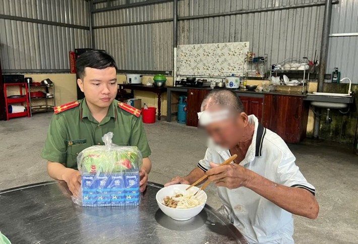 Công an xã Điện Bàn Tây, Đà Nẵng tận tình chăm sóc, hỗ trợ thức ăn cho người đàn ông đi lạc trong lúc chờ xác minh thông tin gia đình. Ảnh: Công an Điện Bàn Tây