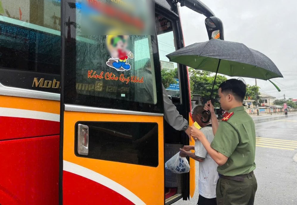 Công an xã Điện Bàn Tây, TP Đà Nẵng phối hợp nhà xe đưa ông P.V.T đi lạc về tận nhà an toàn. Ảnh: Công an Điện Bàn Tây