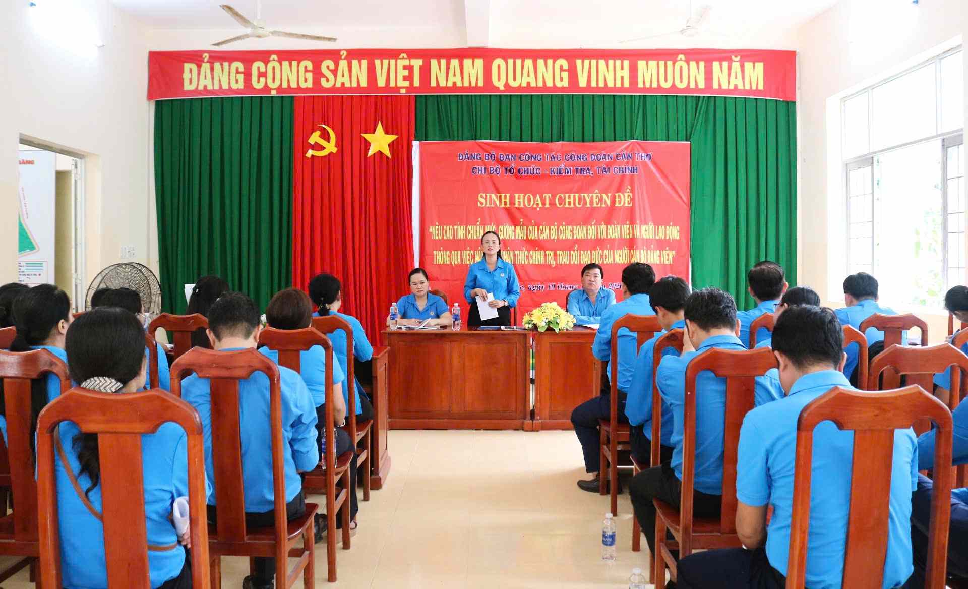 Chi bộ Tổ chức - Kiểm tra, Tài chính thuộc Đảng bộ Ban Công tác Công đoàn TP Cần Thơ tổ chức buổi sinh hoạt chuyên đề. Ảnh: LĐLĐ TP Cần Thơ (cung cấp ngày 10.10)