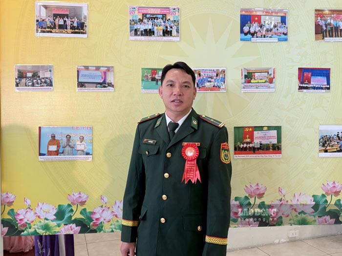 身着绿色军装的士兵在边境地区播撒知识超过20年