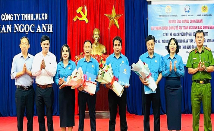 Công đoàn xã Nam Phước phối hợp với UBND và Công an xã Thu Bồn (Đà Nẵng) ra mắt mô hình điểm “Văn hóa an toàn lao động tại nơi làm việc”, lựa chọn Công đoàn cơ sở Công ty TNHH Vật liệu xây dựng Phan Ngọc Anh triển khai. Ảnh: Công đoàn Nam Phước