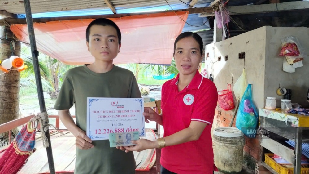Em Nguyễn Tấn Cần nhận 12 triệu đồng từ bạn đọc Báo Lao Động để có thêm kinh phí mua thuốc, duy trì điều trị bệnh lao phổi. Ảnh chụp 9.2026. Ảnh: Hoàng Lộc