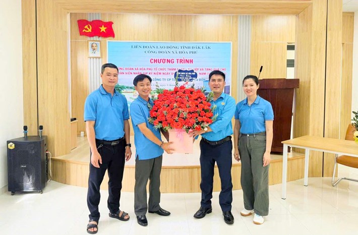 Công đoàn xã Hòa Phú (Đắk Lắk) đến thăm, tặng quà doanh nghiệp trên địa bàn nhân kỷ niệm Ngày Doanh nhân Việt Nam 13.10.2026. Ảnh: Công đoàn xã Hòa Phú