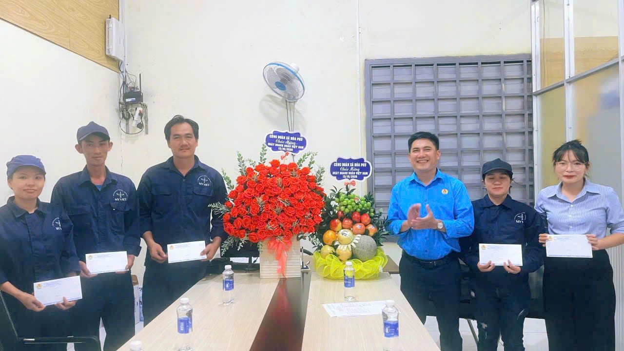 Công đoàn xã Hòa Phú đã tặng 50 suất quà mỗi suất 500 ngàn đồng cho người lao động có hoàn cảnh khó khăn. Ảnh: Công đoàn xã Hòa Phú