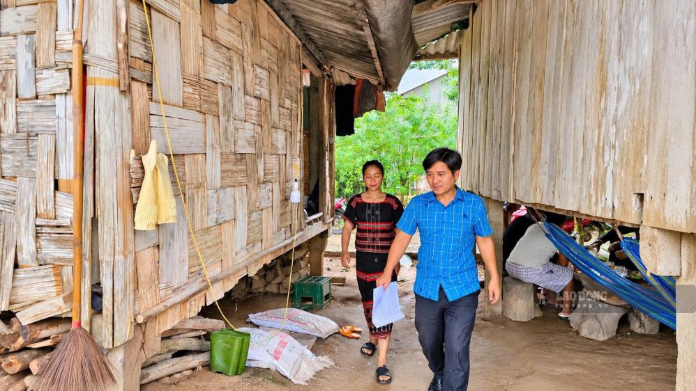 Cán bộ xã La Lay cùng Bí thư Chi đoàn thôn A Ngo mang theo tài liệu, đến từng nhà dân tuyên truyền, vận động tham gia các lớp học nghề (ảnh chụp tháng 9.2026). Ảnh: Hưng Thơ