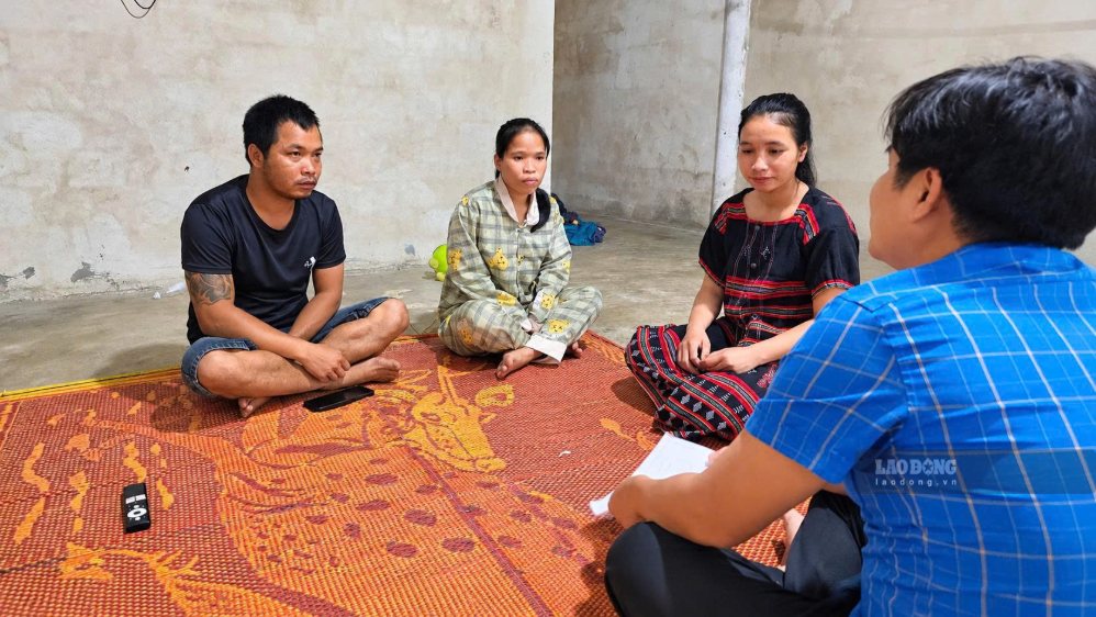 Vợ chồng anh Hồ Văn Hin lắng nghe cán bộ xã La Lay và Bí thư Chi đoàn thôn A Ngo giới thiệu các lớp đào tạo nghề, tạo cơ hội tìm kiếm việc làm, nâng cao thu nhập (ảnh chụp tháng 9.2026). Ảnh: Hưng Thơ