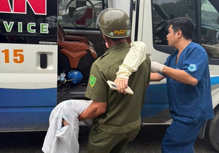 Ông Nguyễn Trọng Khảm hỗ trợ đưa người bị thương đi cấp cứu tại bệnh viện. Ảnh: Công an Hải Phòng