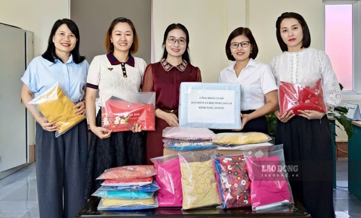 Công đoàn cơ sở Bảo hiểm xã hội tỉnh Lào Cai vận động cán bộ, đoàn viên chung tay ủng hộ áo dài. Ảnh: Mạnh Hùng