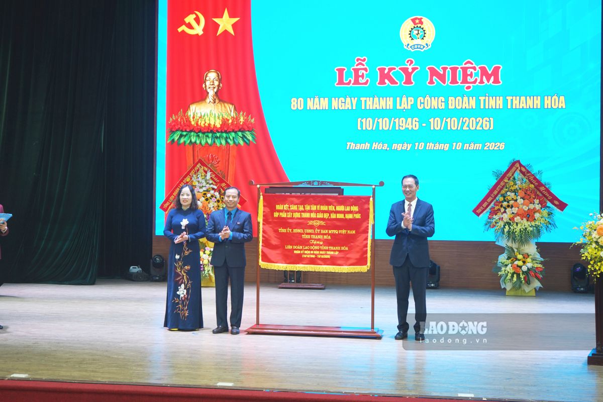 Đại diện lãnh đạo Tỉnh ủy Thanh Hóa trao bức trướng chúc mừng 80 năm Ngày thành lập Công đoàn Thanh Hóa. Ảnh: Quách Du (chụp ngày 10.10.2026)