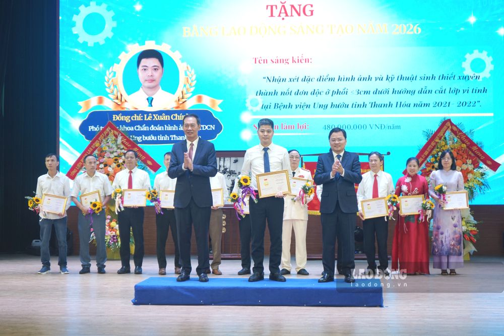 Đại diện lãnh đạo Tổng LĐLĐ Việt Nam và Tỉnh ủy Thanh Hóa trao Bằng Lao động sáng tạo của Tổng LĐLĐ Việt Nam cho các cá nhân tiêu biểu. Ảnh: Quách Du (chụp ngày 10.10.2026)