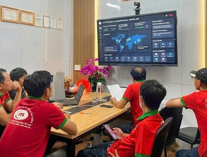 Người lao động họp từ xa với lãnh đạo đơn vị thông qua màn hình tương tác. Ảnh: Công đoàn Công ty JVS