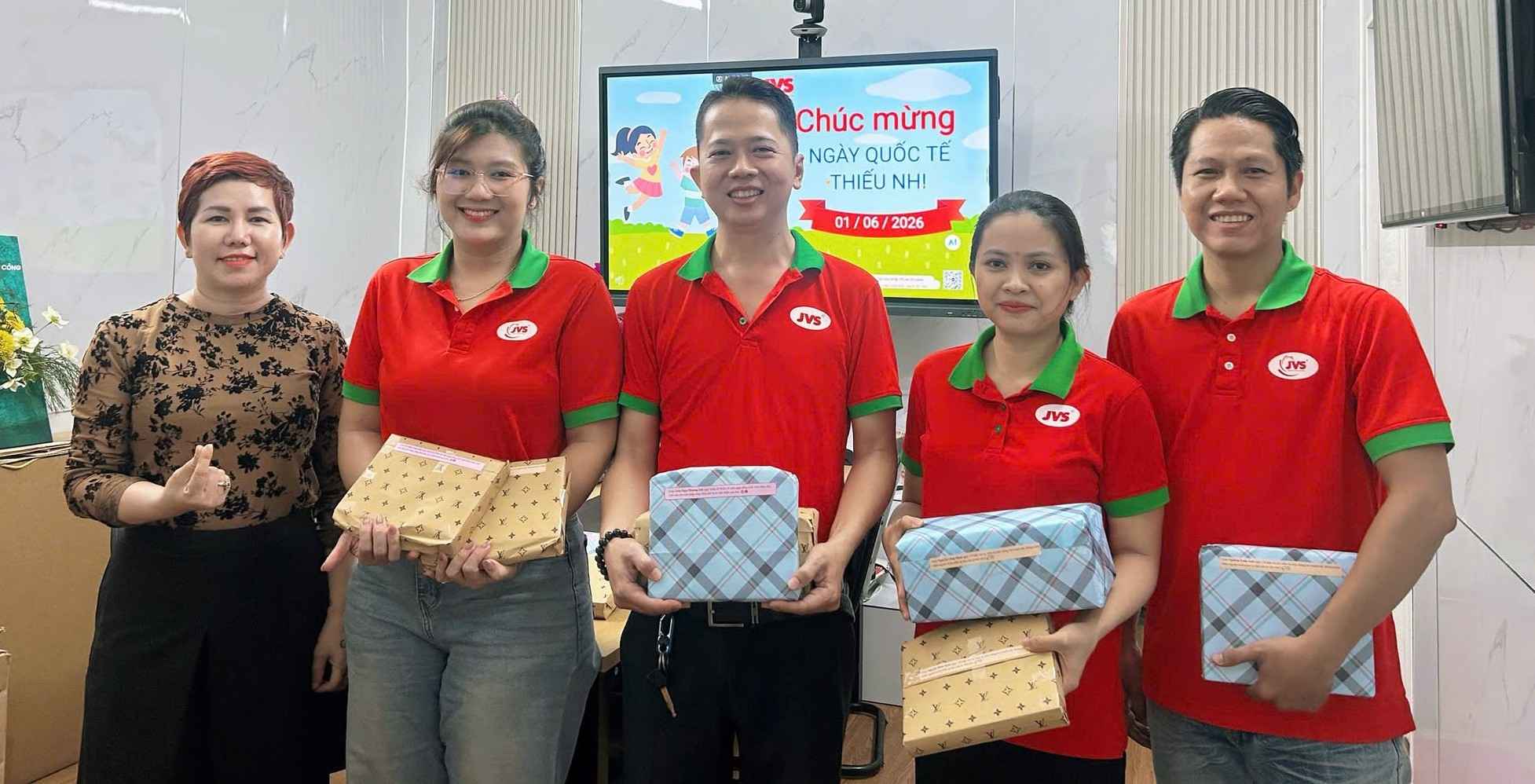 Công đoàn gửi tặng quà cho các nhân viên có con nhỏ nhân dịp 1.6. Ảnh: Công đoàn công ty JVS (chụp 1.6.2026)