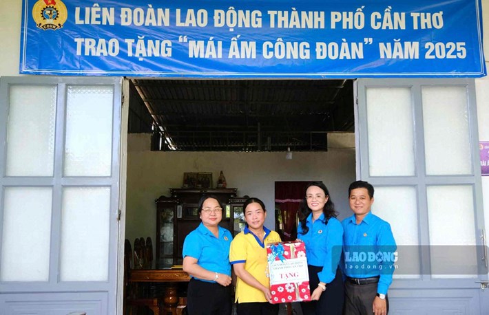 Chi nhánh Quỹ XHTT Tấm lòng Vàng tại Cần Thơ trao tặng Mái ấm Công đoàn cho đoàn viên. Ảnh: Mỹ Ly (chụp năm 2025)