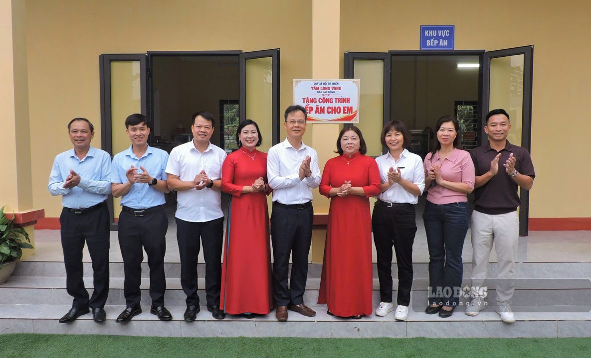 Bàn giao công trình “Bếp ăn cho em”. Ảnh: Bảo Nguyên